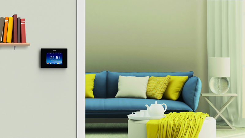 intelligent golvvärme termostat i vardagsrummet